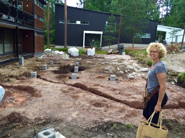 Tolpat on saatu paikoilleen, taustalla naapurin talo, MindJBlog