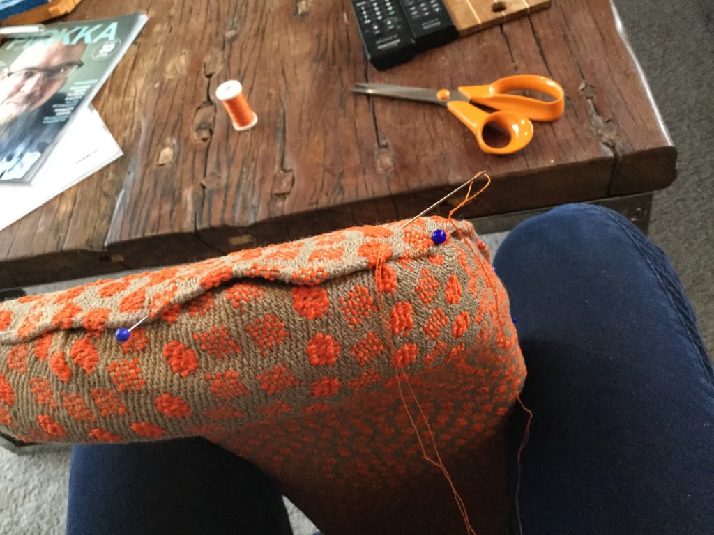 Kankaan ompelu selkänojaan, MindyJBlog