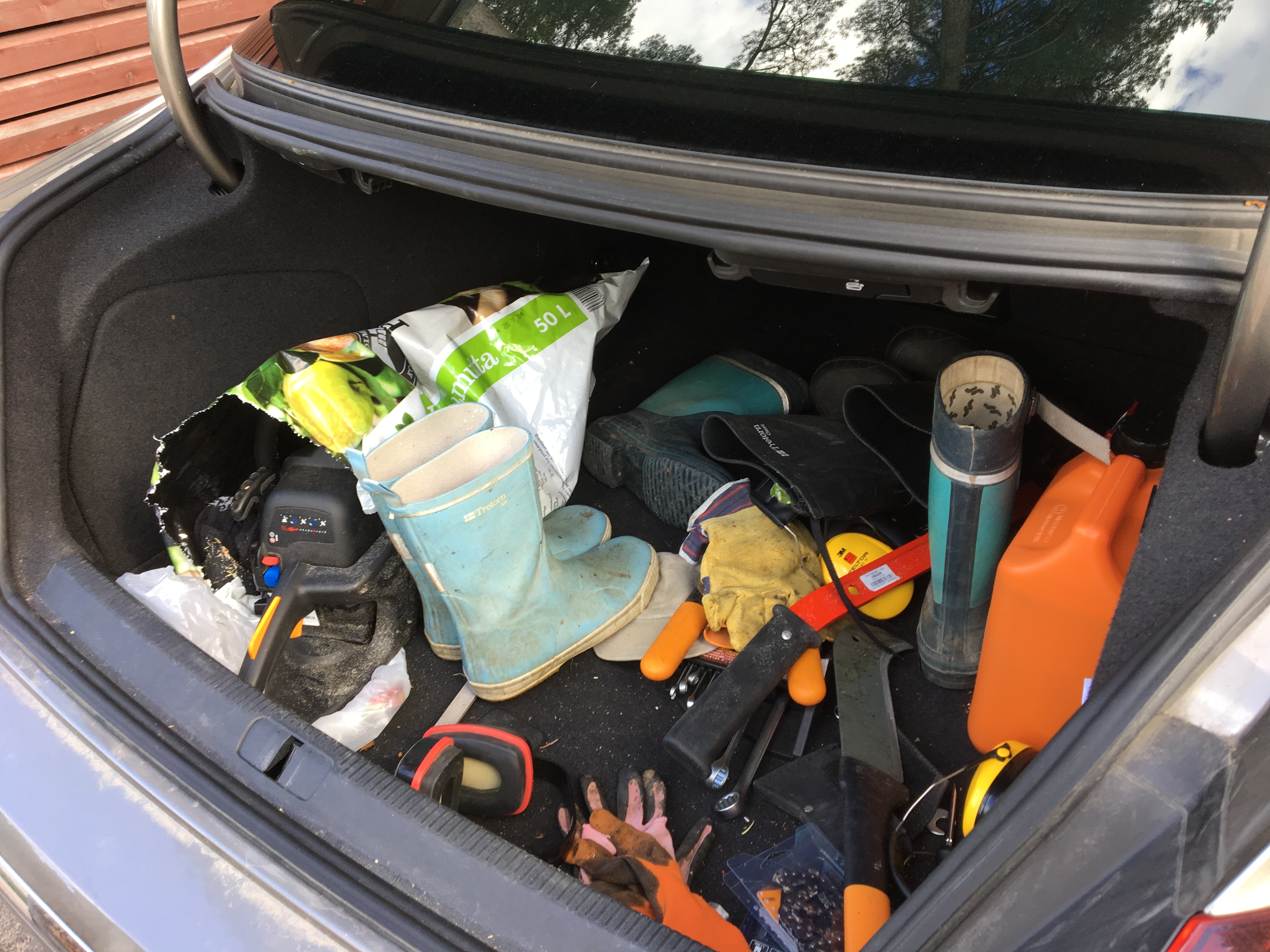 Moottorisaha ja saappaat, mökkitien raivaus, MindyJBlog