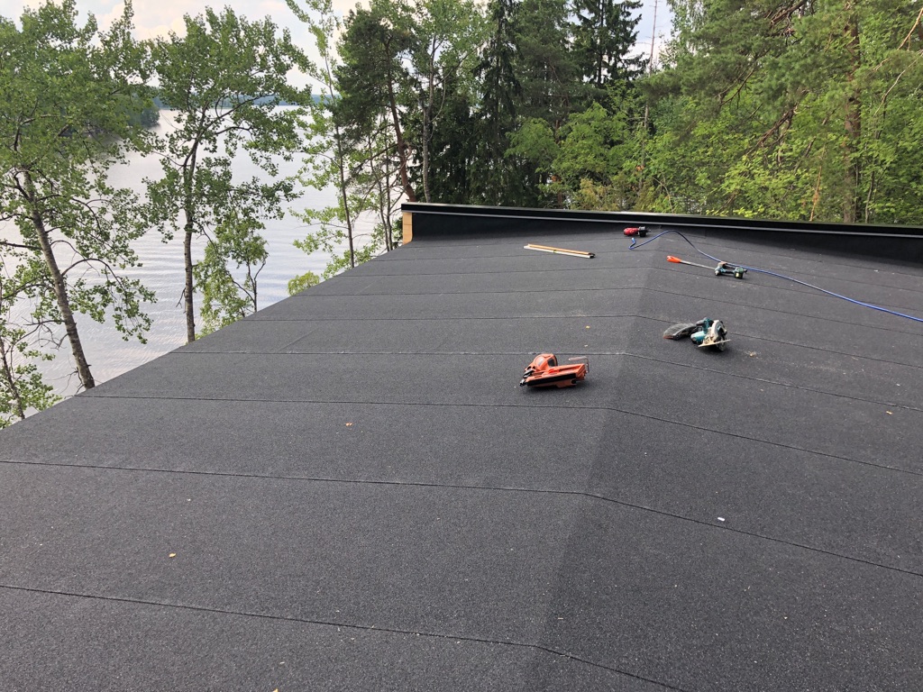 Huopa on asennettu, katto on valmis ja hirret suojattu Valtti pohjusteella Katto on valmis ja hirret suojattu Valtti pohjusteella, MindyJBlog