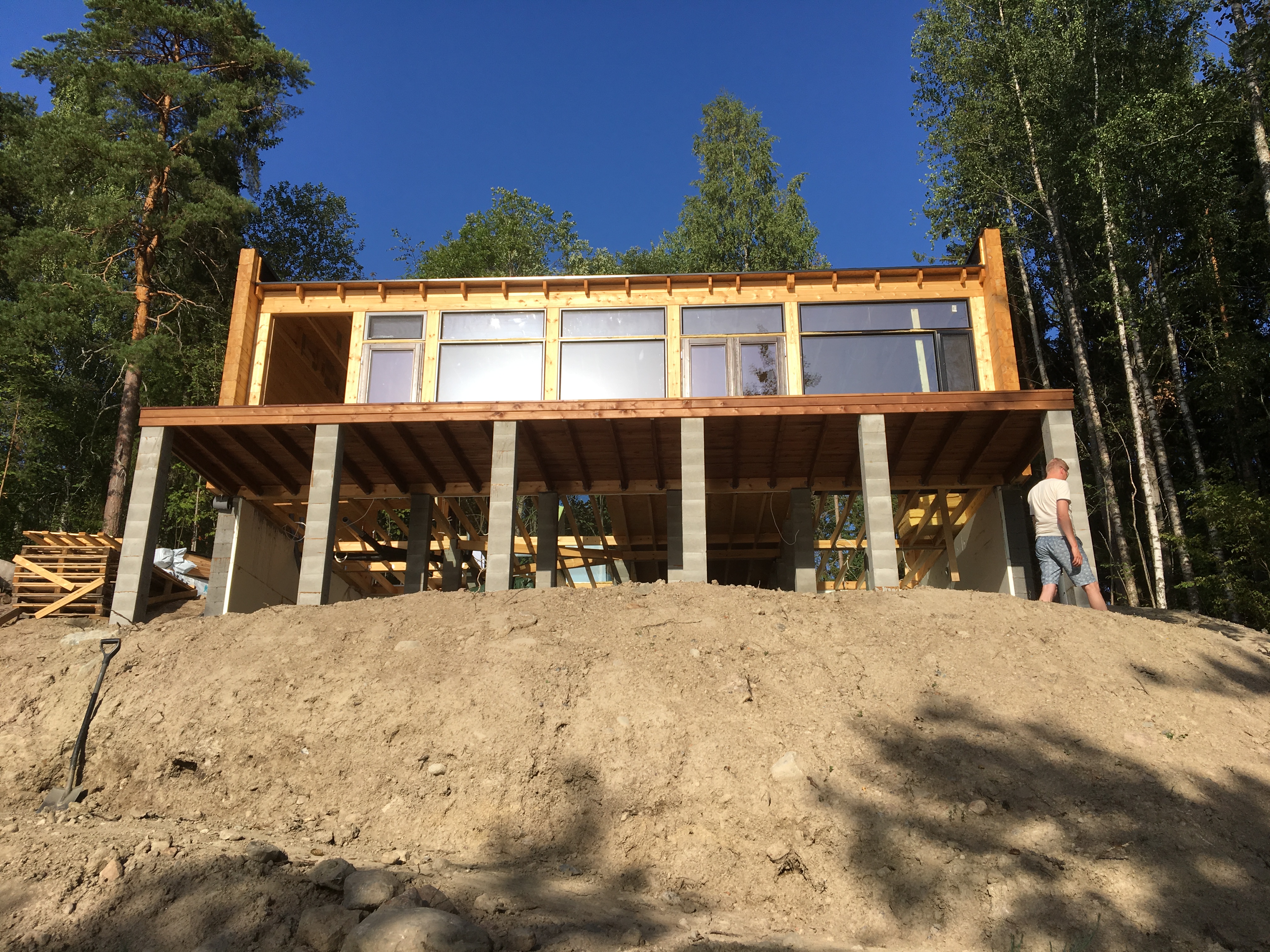 Lasiseinät on asennetu paikoilleen