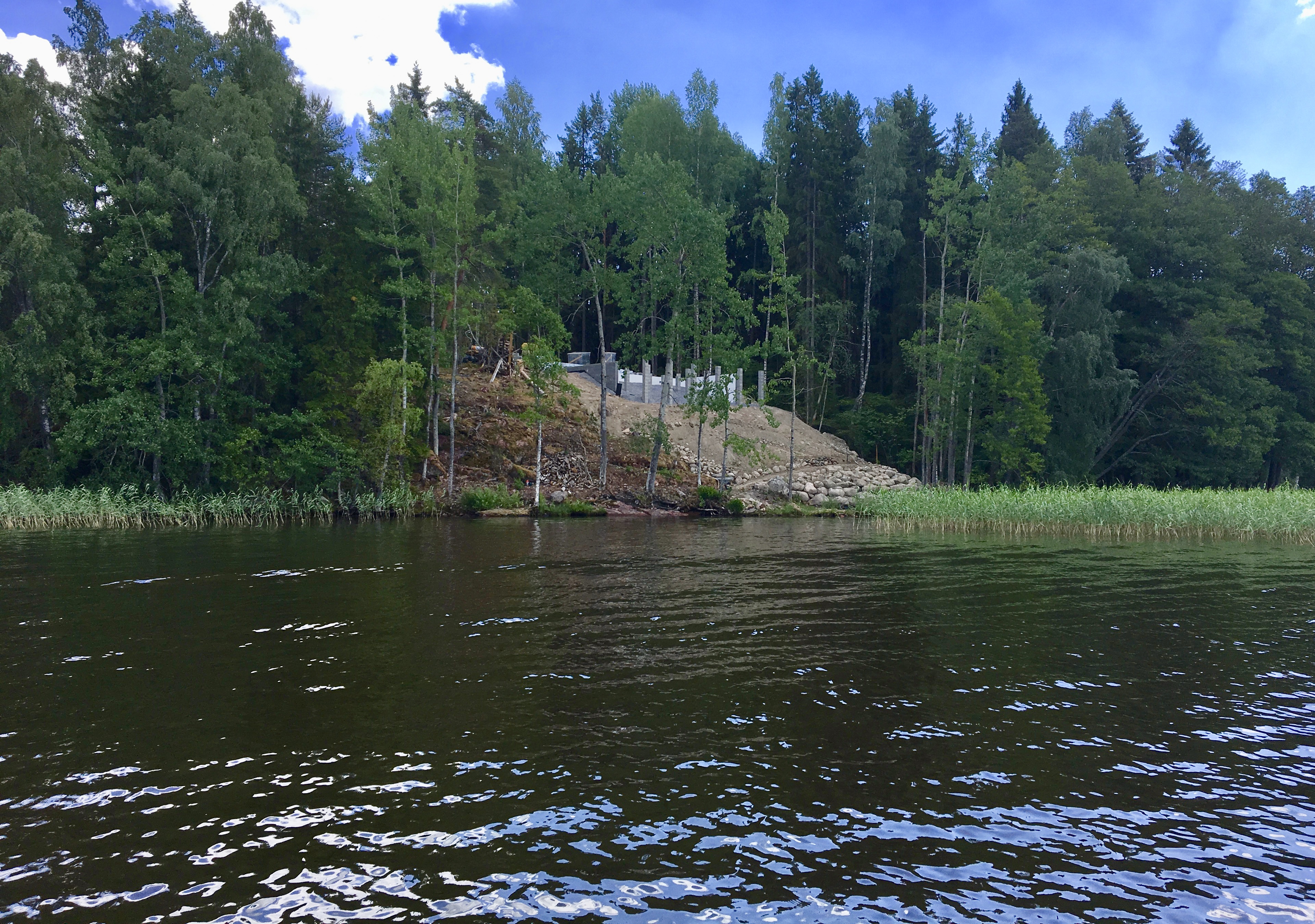 Tontti järveltä päin nähtynä (Glass House)