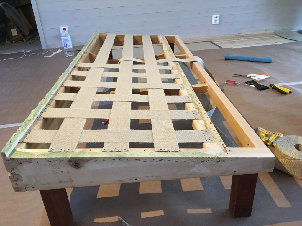 Satulavyön kiinnittäminen sohvan runkoon, MindyJBlog