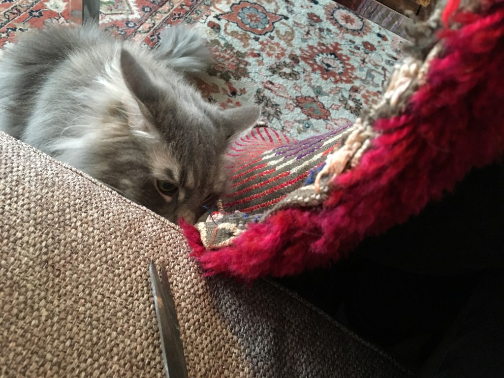 Punainen 60-luvun kukkamatto, maton korjaus, Hemmo; MindyJBlog