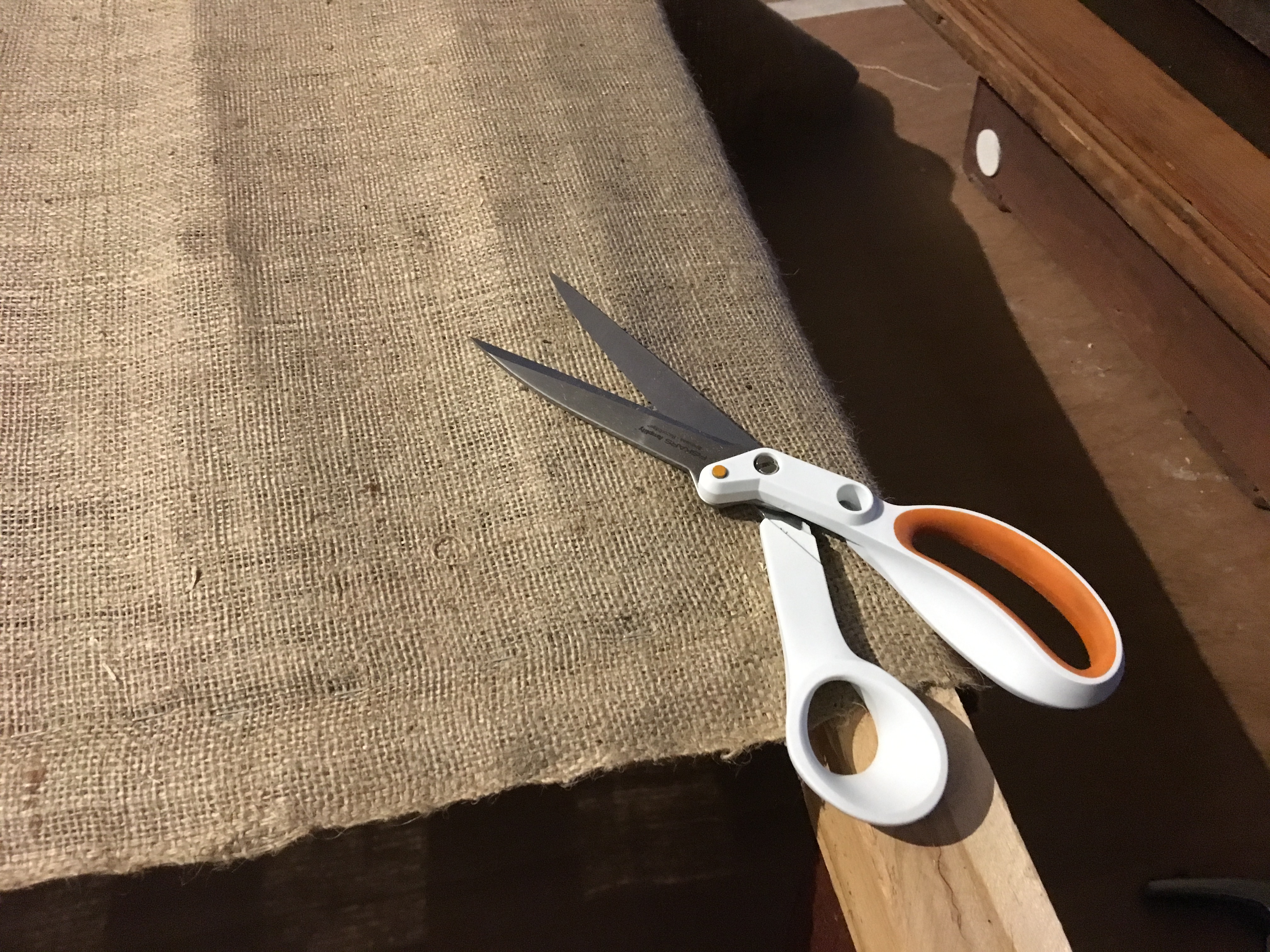 pohjakankaan kiinnittäminen kunnostettavaan sohvaan pohjakankaan kiinnittäminen kunnostettavaan sohvaan, MindyJBlog