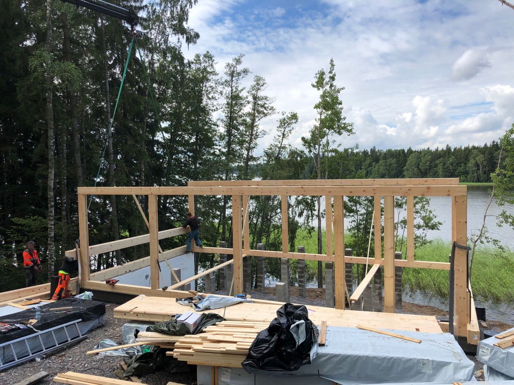 Mökin rungon pystytys, MindyJBlog