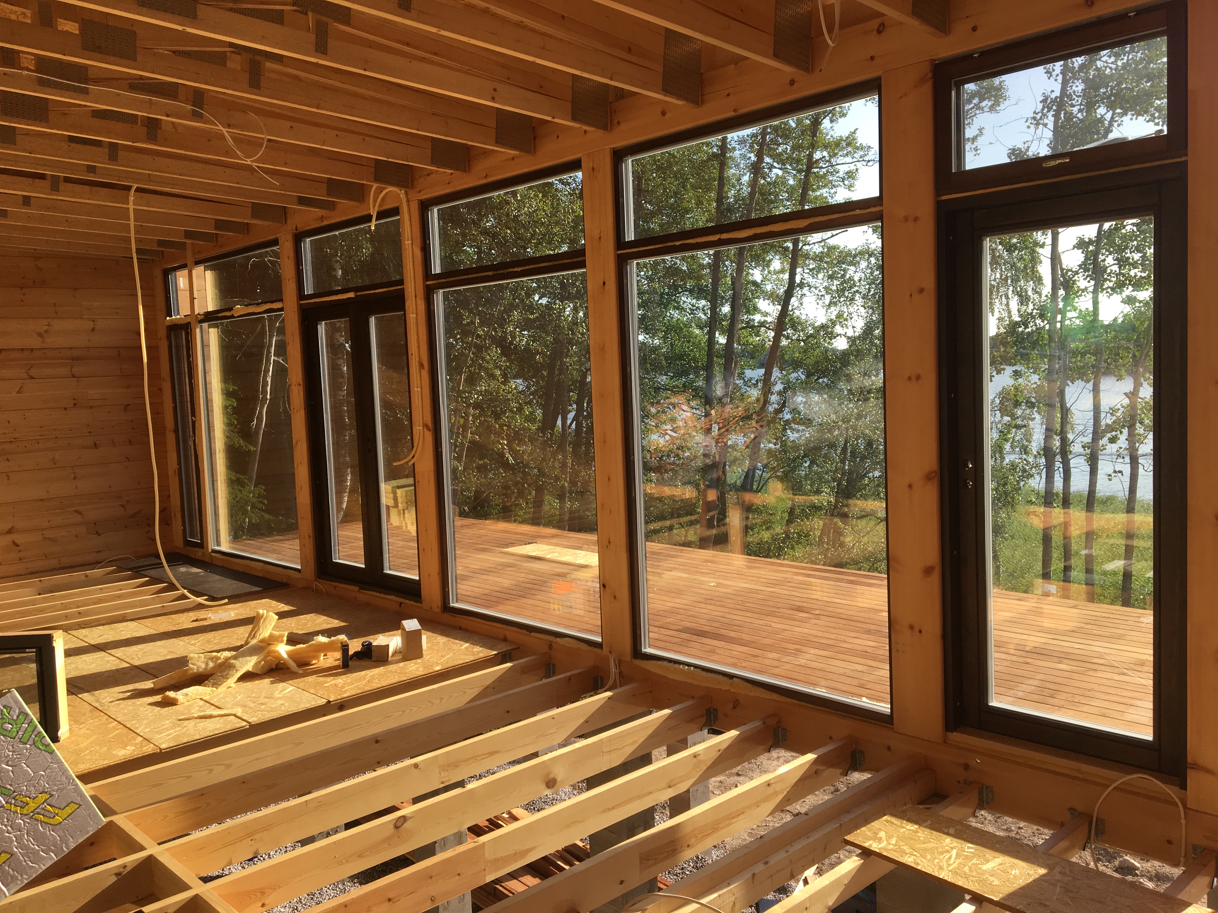 Glass House lasiseinä rannan suuntaan 