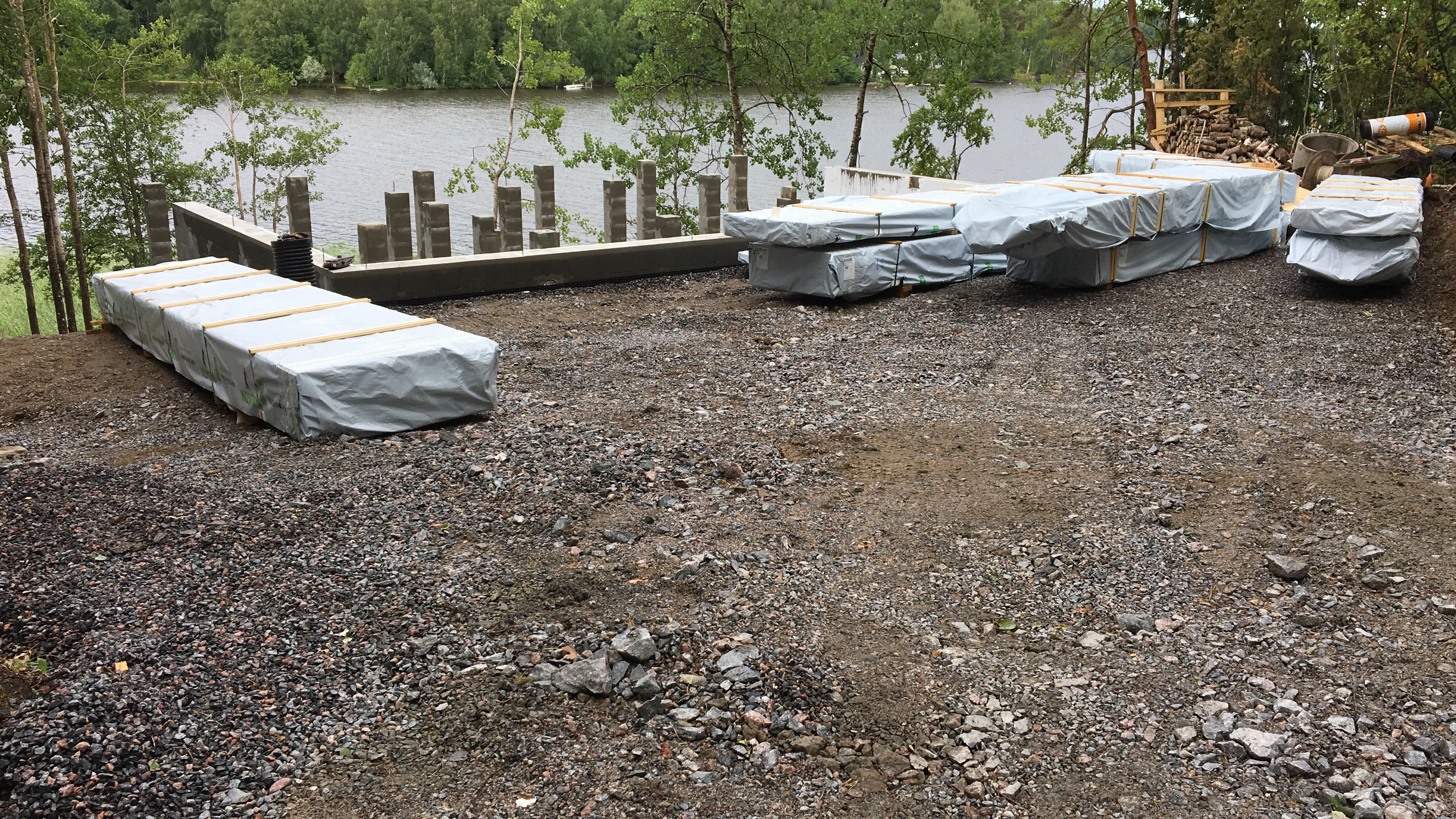 Glass House saapui tontille Glass House -talopaketti saapui tontille