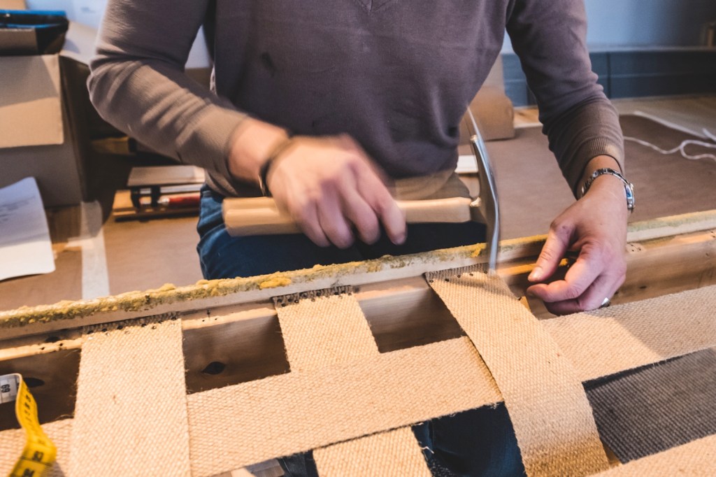 Nupien naulaaminen sohvan runkoon, MindyJBlog