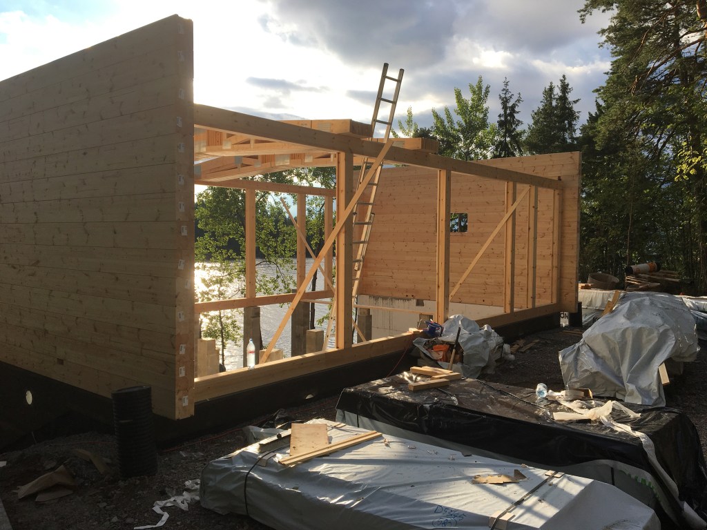 Mökin rungon pystytys, MindyJBlog