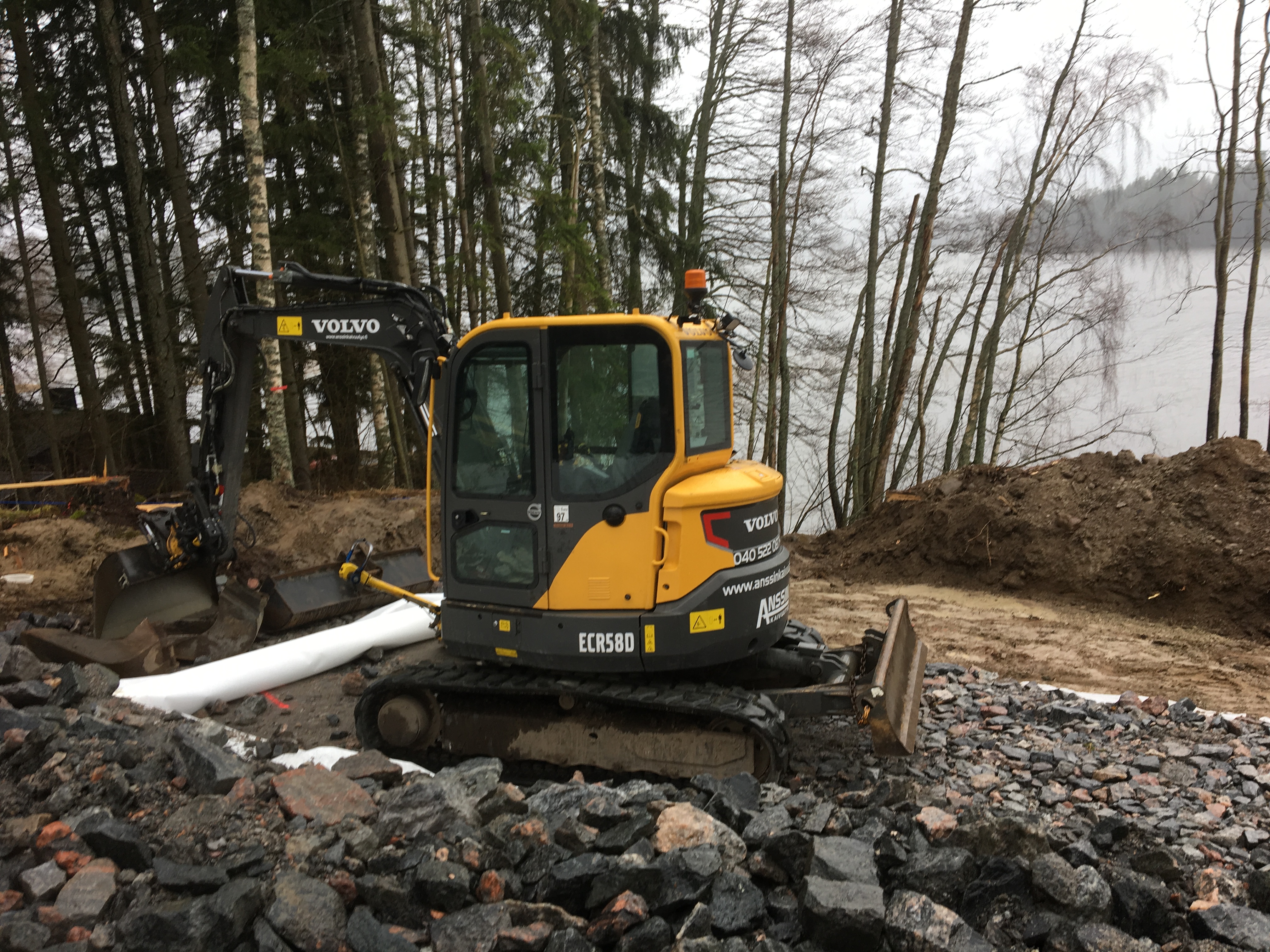 Maansiirtotyöt ja perustukset