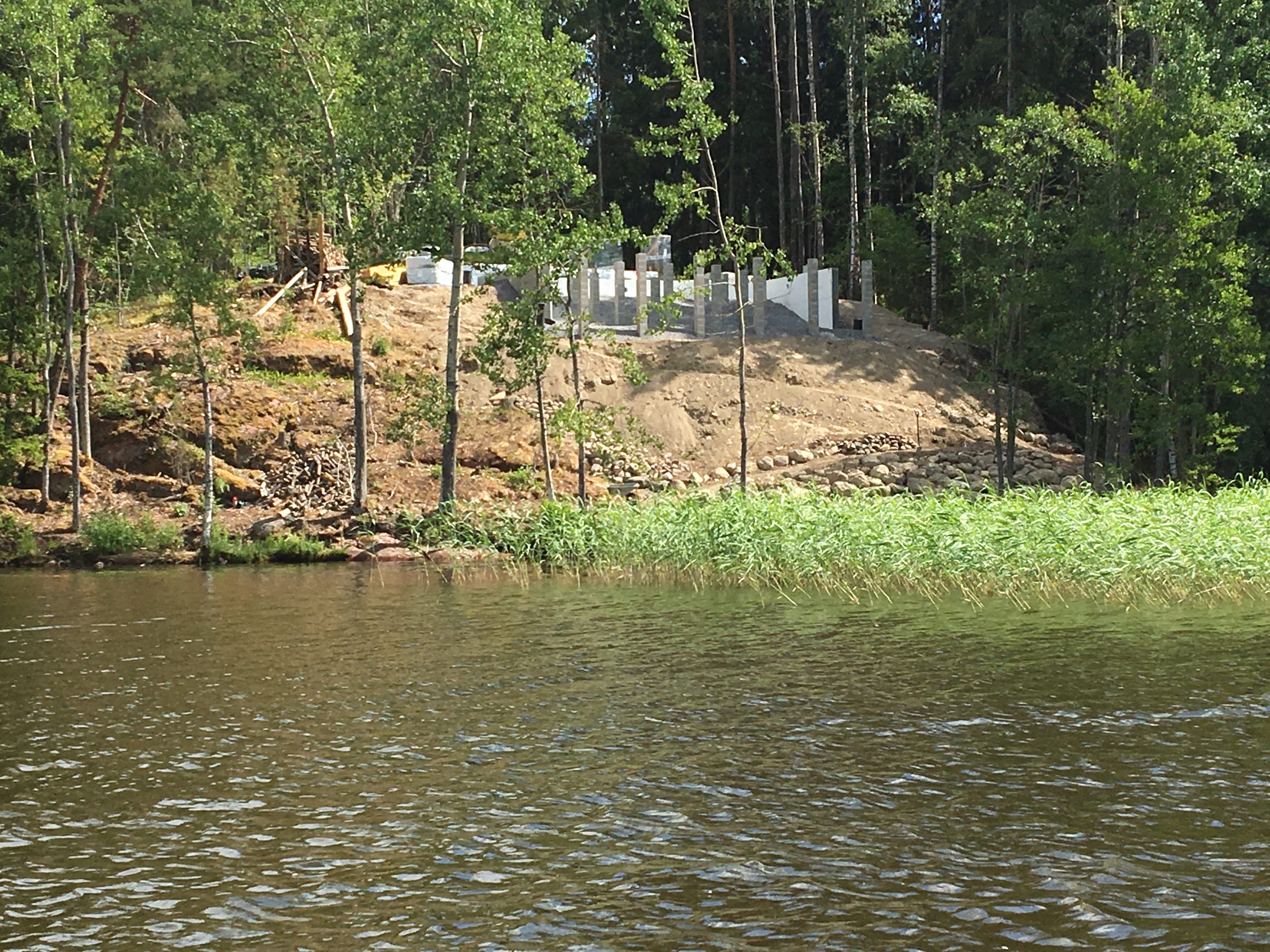 Tontti järveltä päin nähtynä (Glass House)