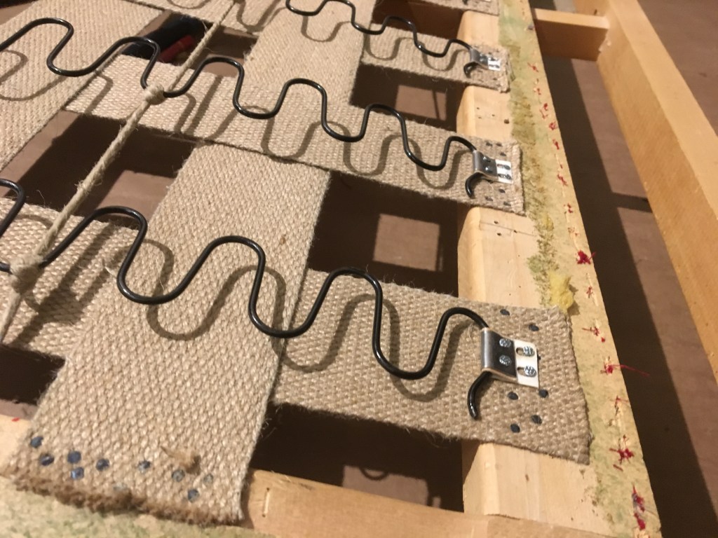 Jousien kiinnitys sohvaan, MindyJBlog