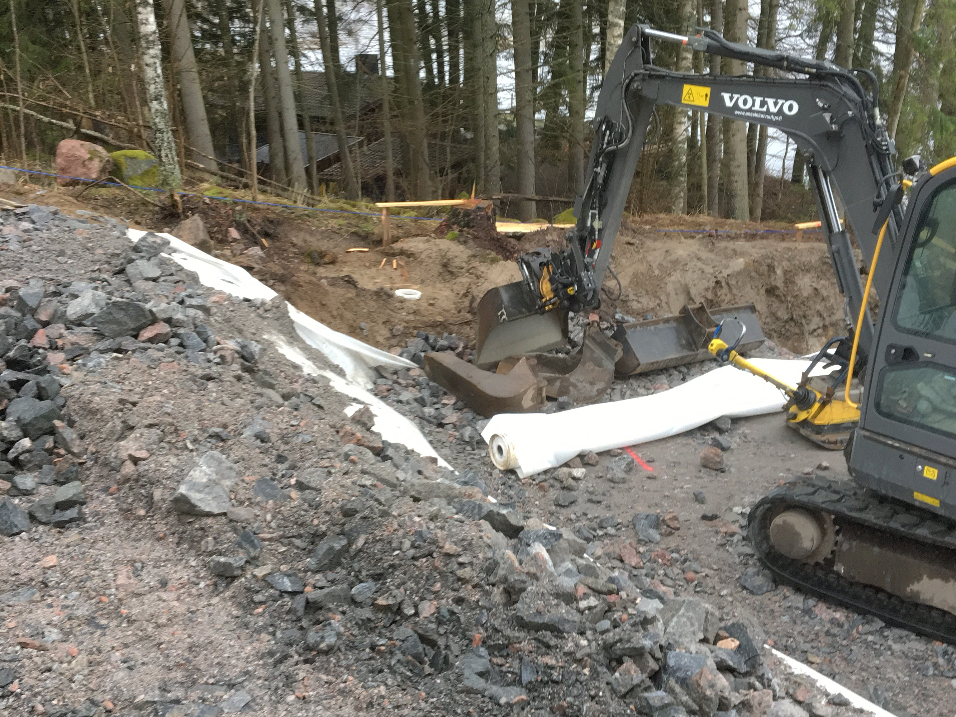 Maansiirtotyöt ja perustukset