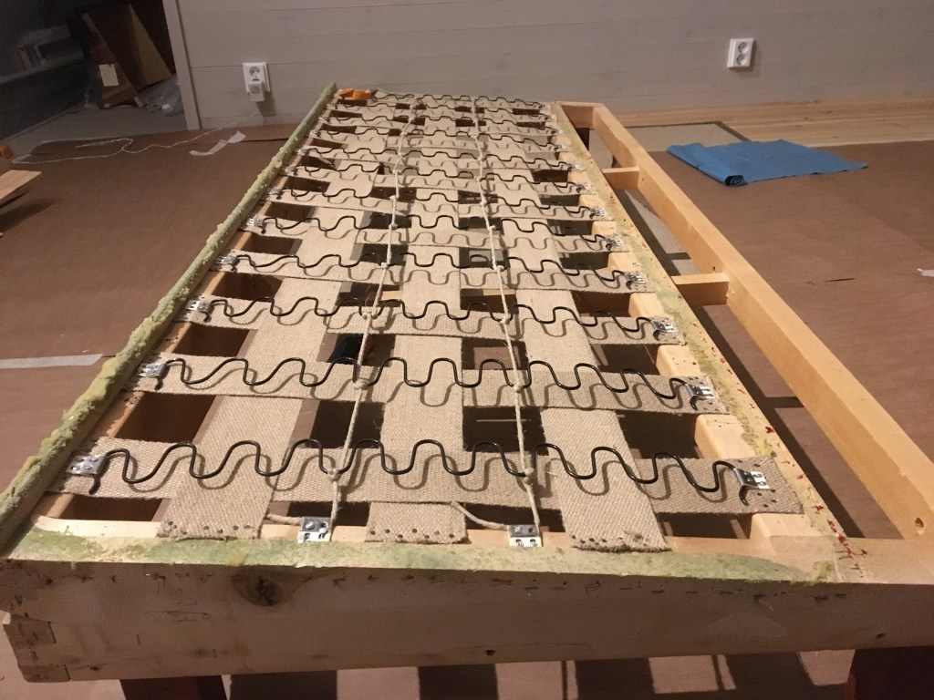 Jousien kiinnitys sohvaan, MindyJBlog