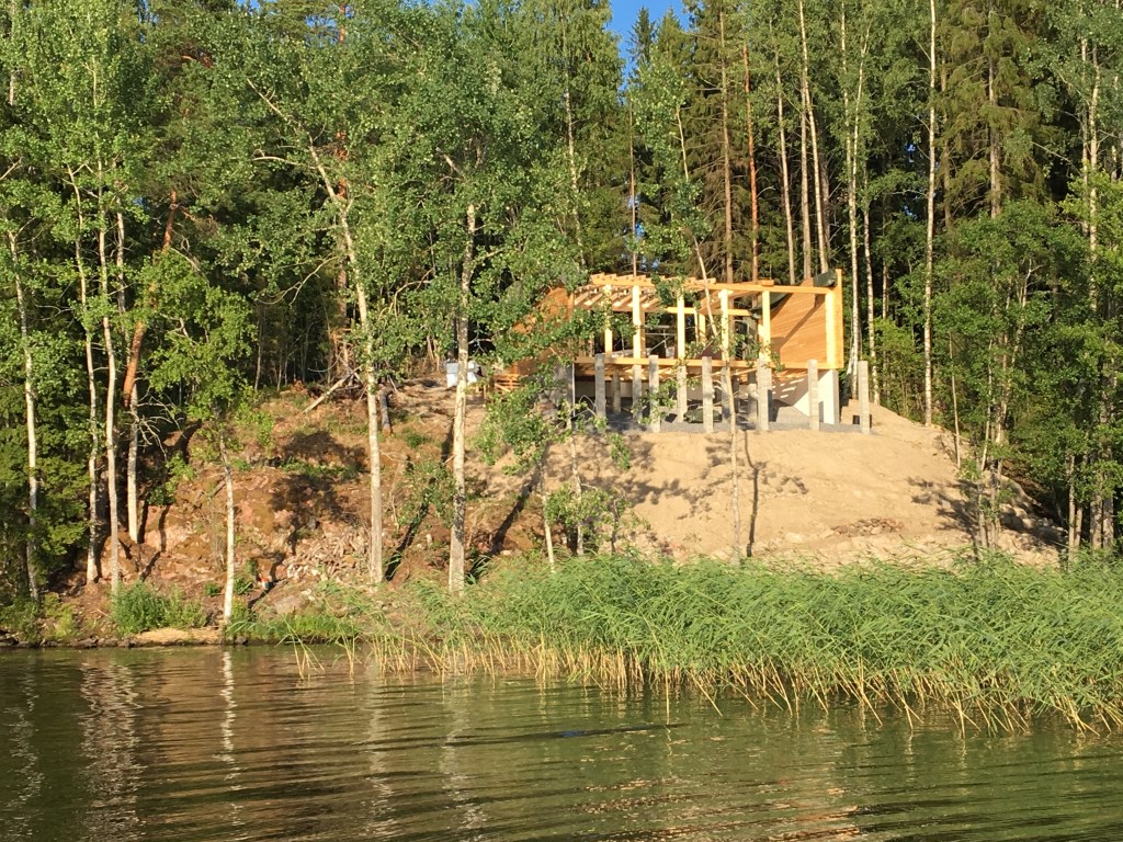 Kattotuolien asennus, Katto on valmis ja hirret suojattu Valtti pohjusteella Katto on valmis ja hirret suojattu Valtti pohjusteella