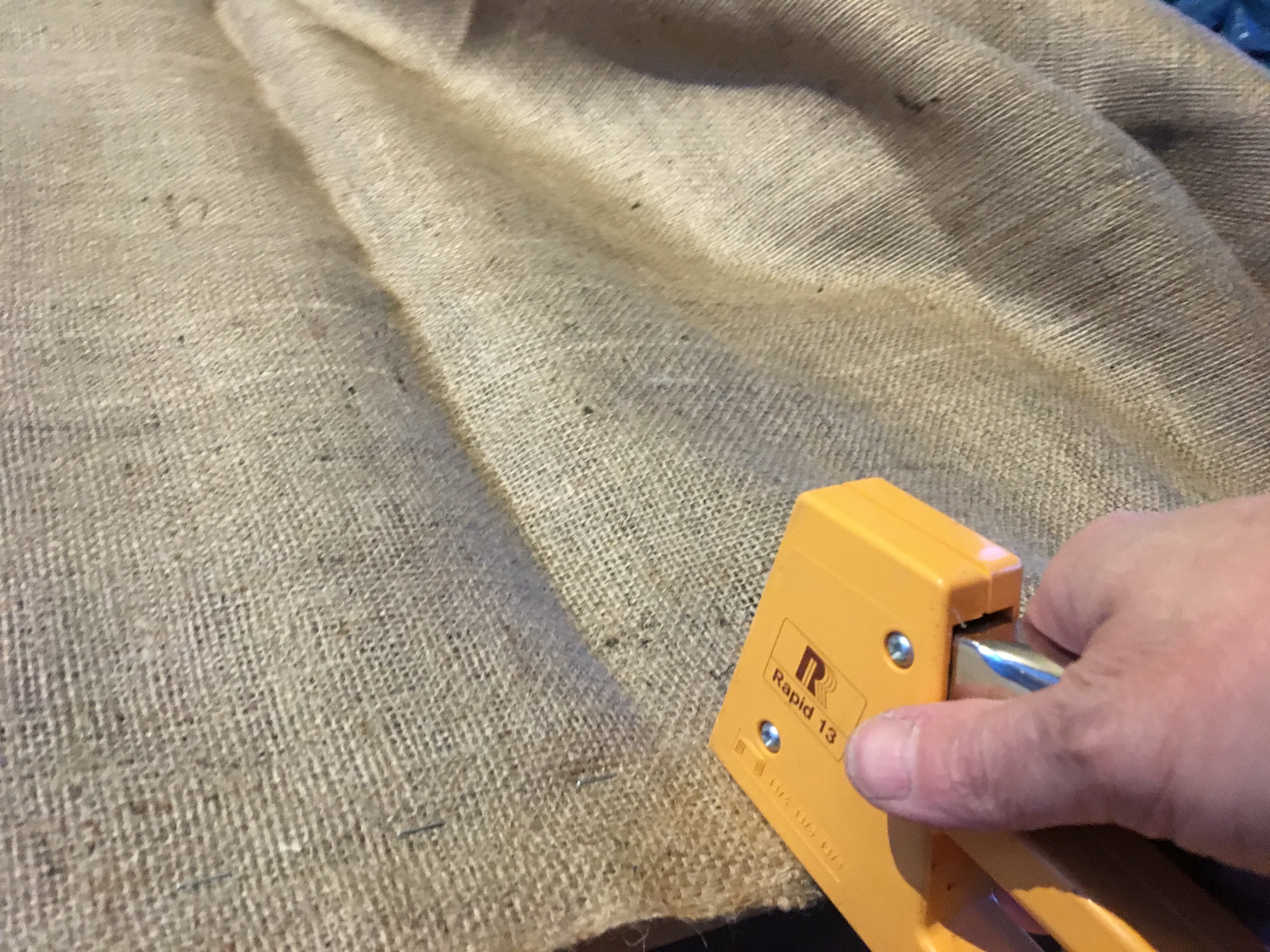 pohjakankaan kiinnittäminen kunnostettavaan sohvaan pohjakankaan kiinnittäminen kunnostettavaan sohvaan, MindyJBlog