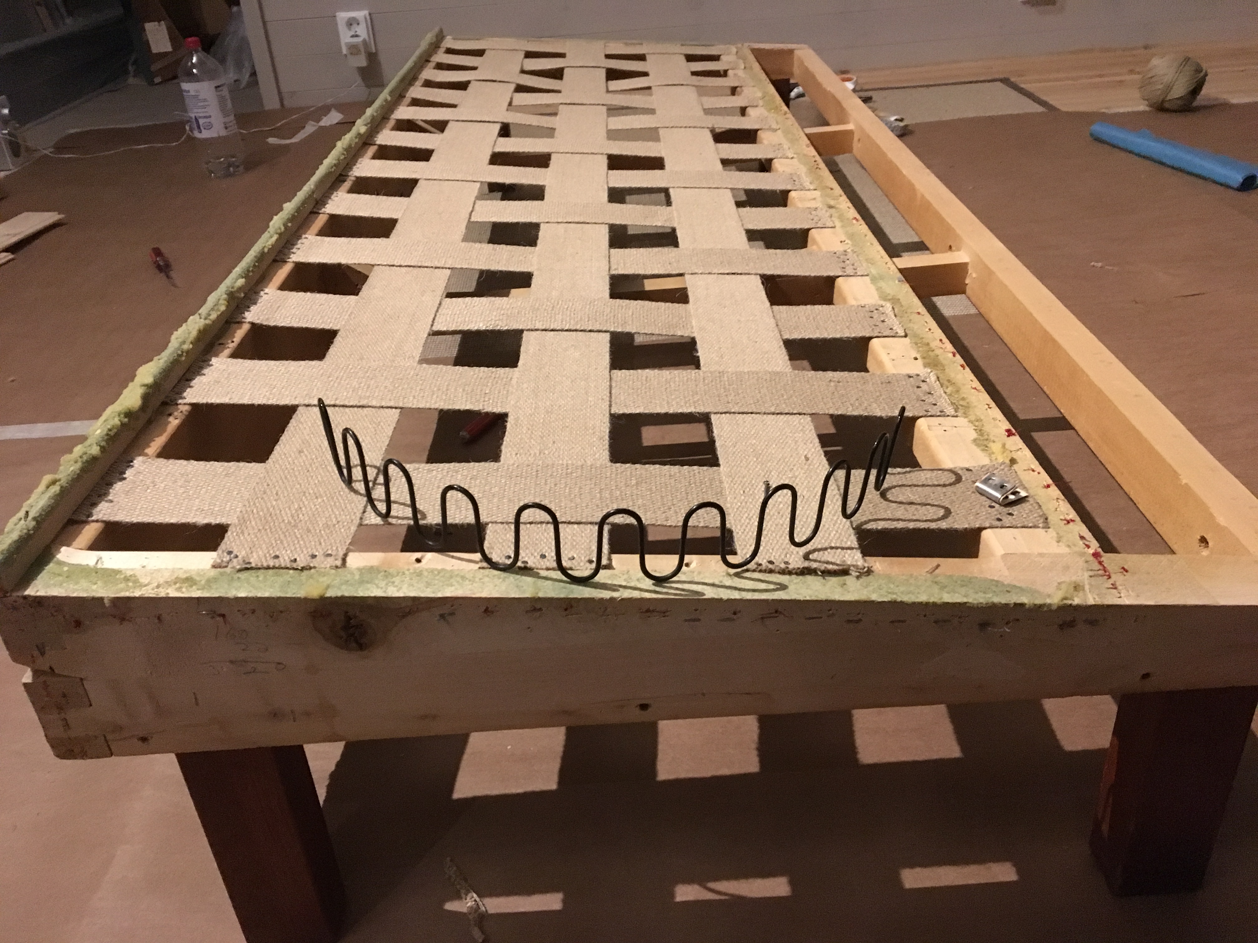 60-luvun nahkasohvan entisöinti - satulavöiden asennus, MindyJBlog