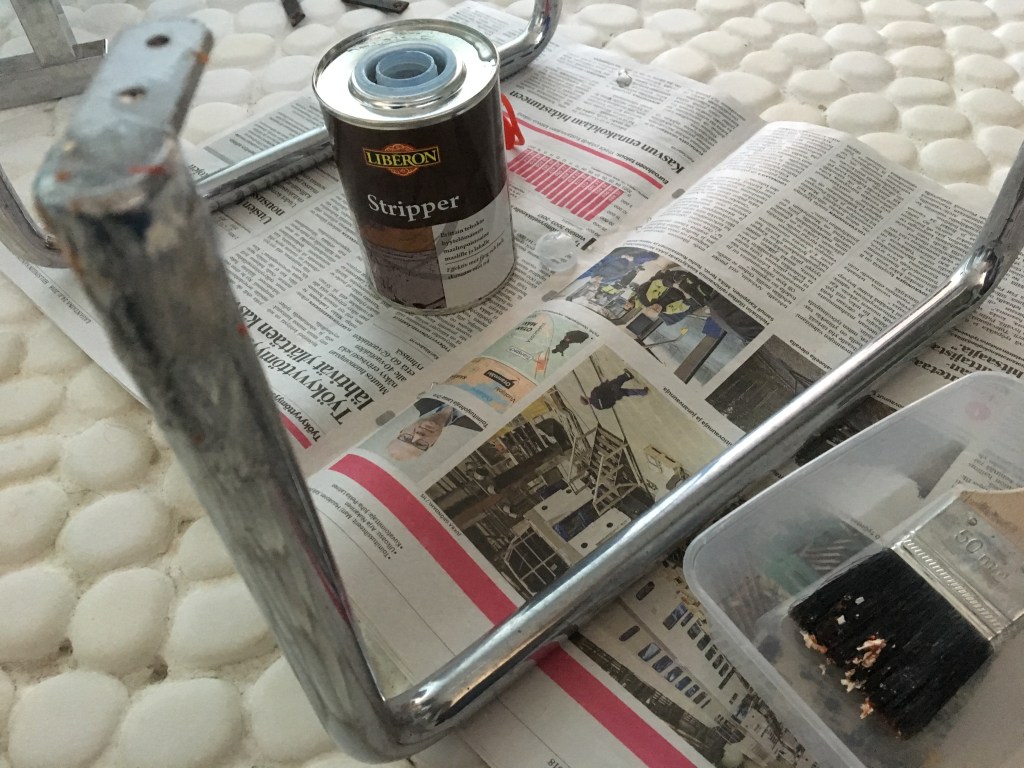 Maalin poisto funkkis-yöpöydän putkirungosta; MindyJBlog