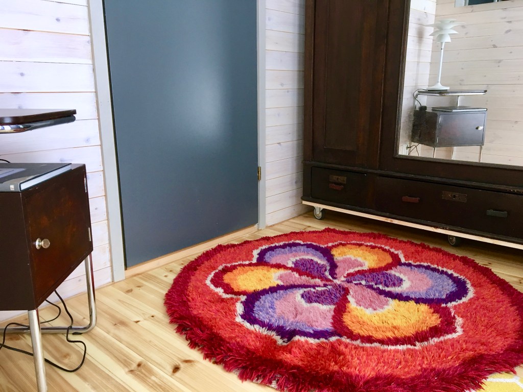 Kukkamatto huvilan eteisessä, MindJBlog