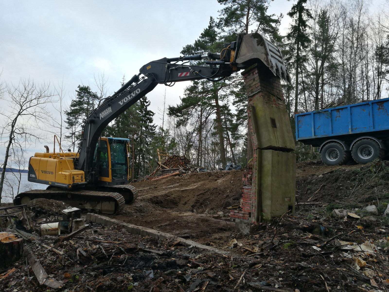 Mökin pystytys, vanhan mökin purku