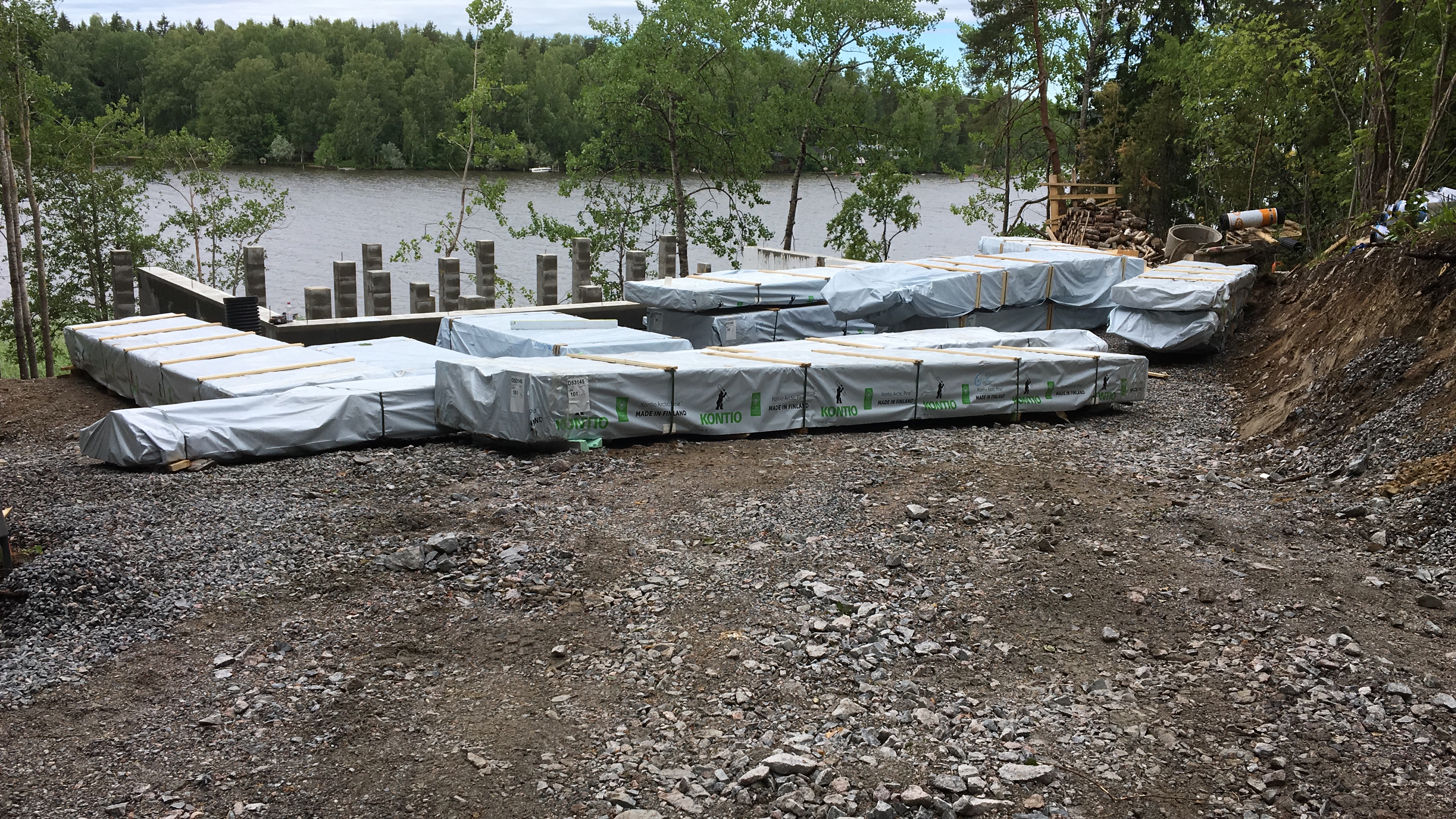 Glass House -talopaketti saapui tontille Glass House -talopaketti saapui tontille