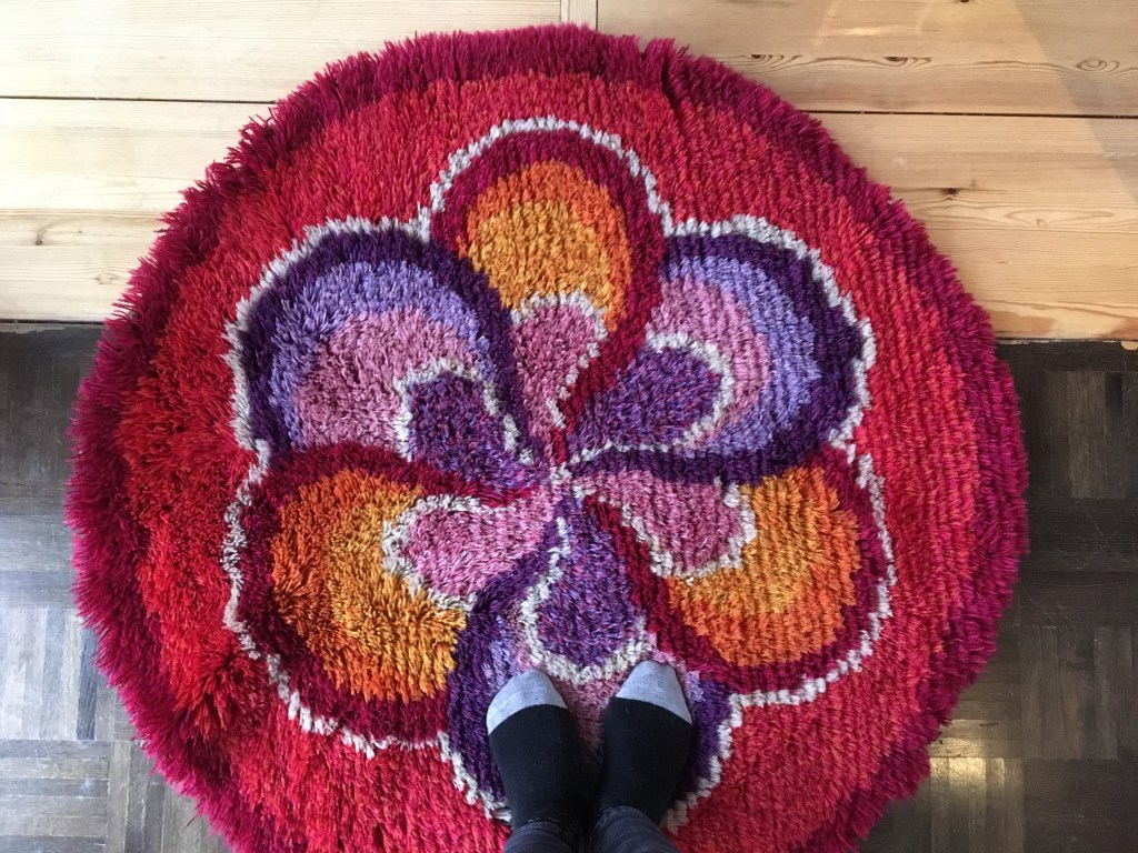 60-luvun pyöreä kukkamatto, MindyJBlog