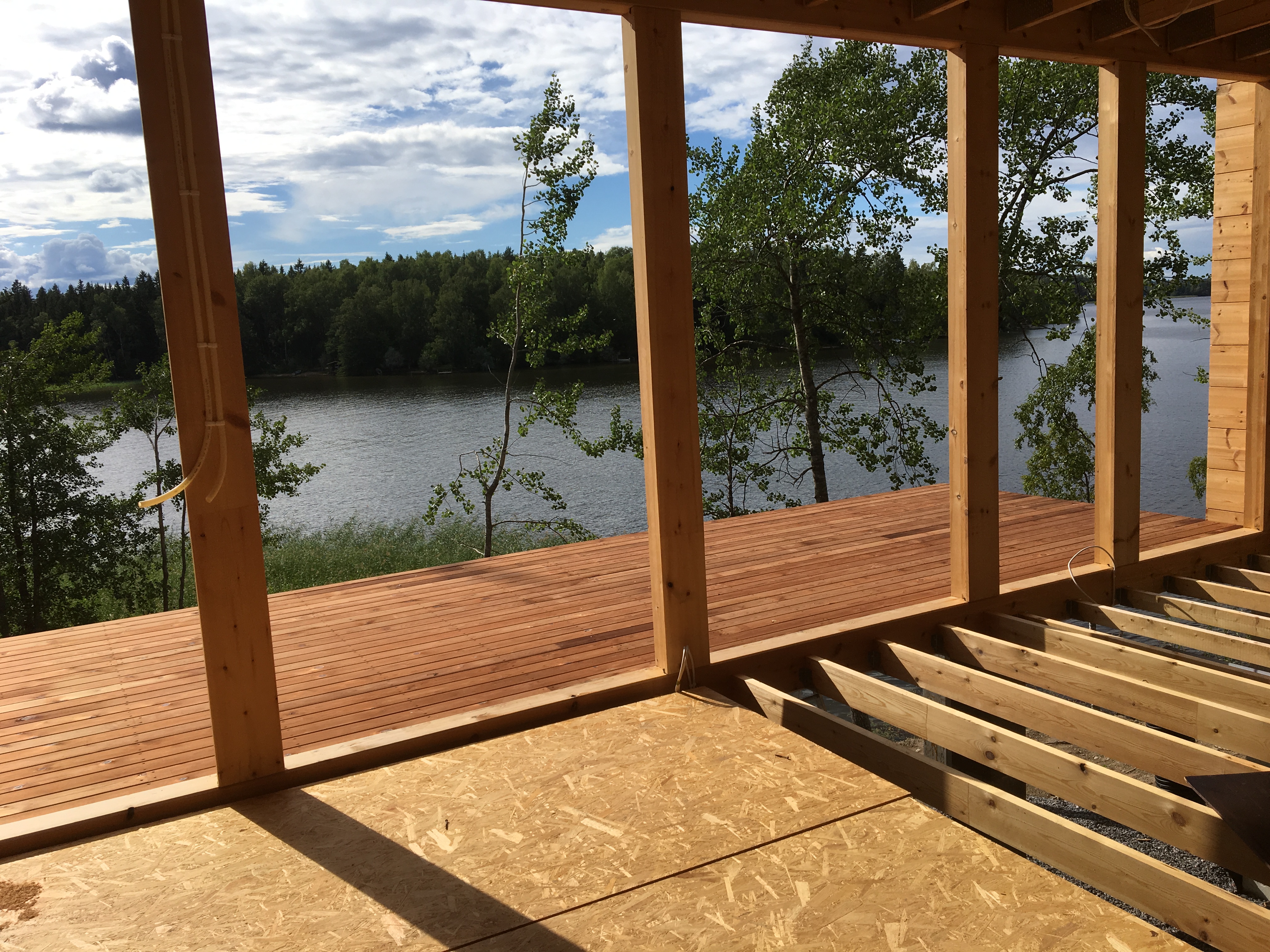 terassi on asennettu Glass Houseen