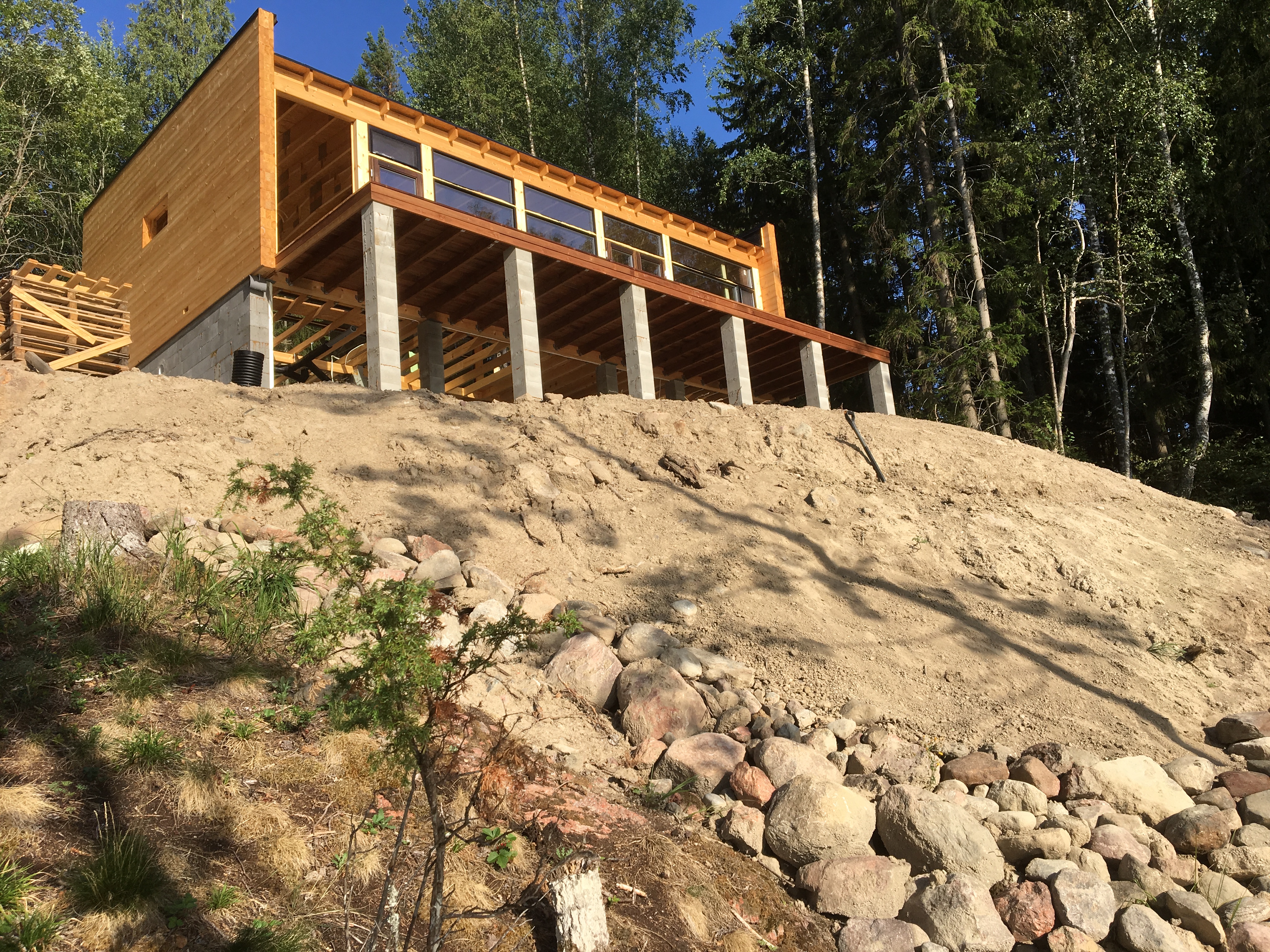 Lasiseinät ja terassi on asennettu