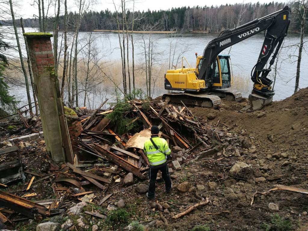 Mökin siirto kaatopaikalle, MindyJBlog