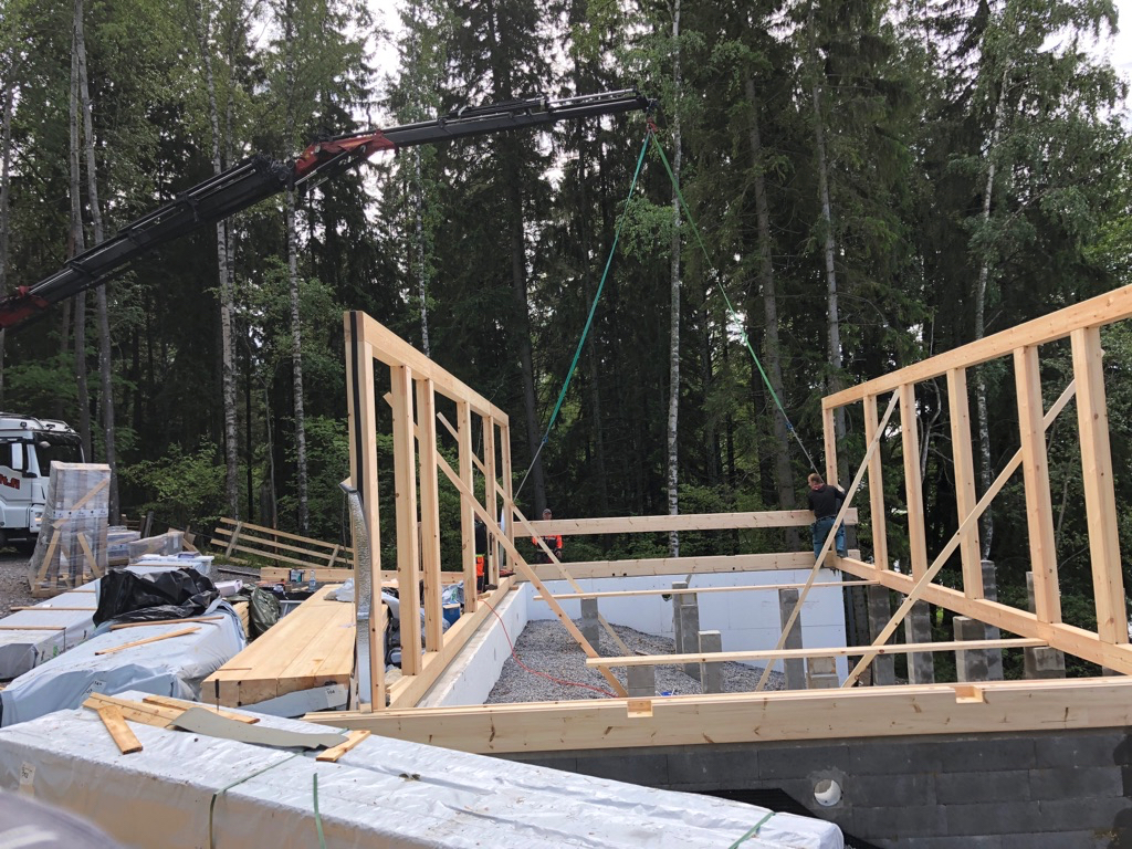 Mökin rungon pystytys, MindyJBlog