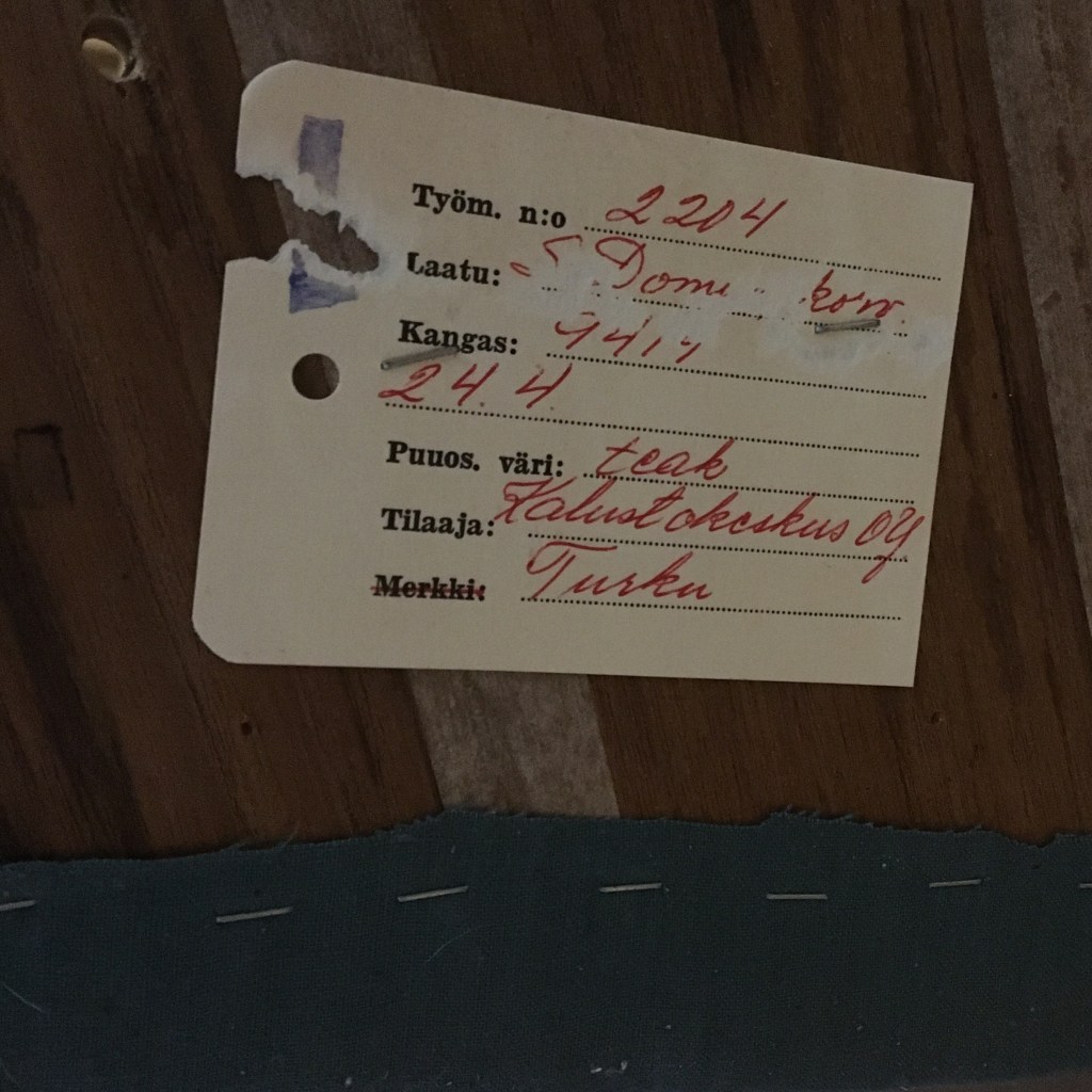 Kalustekeskus Oy, Turku, tarra sohvassa, MindyJBlog