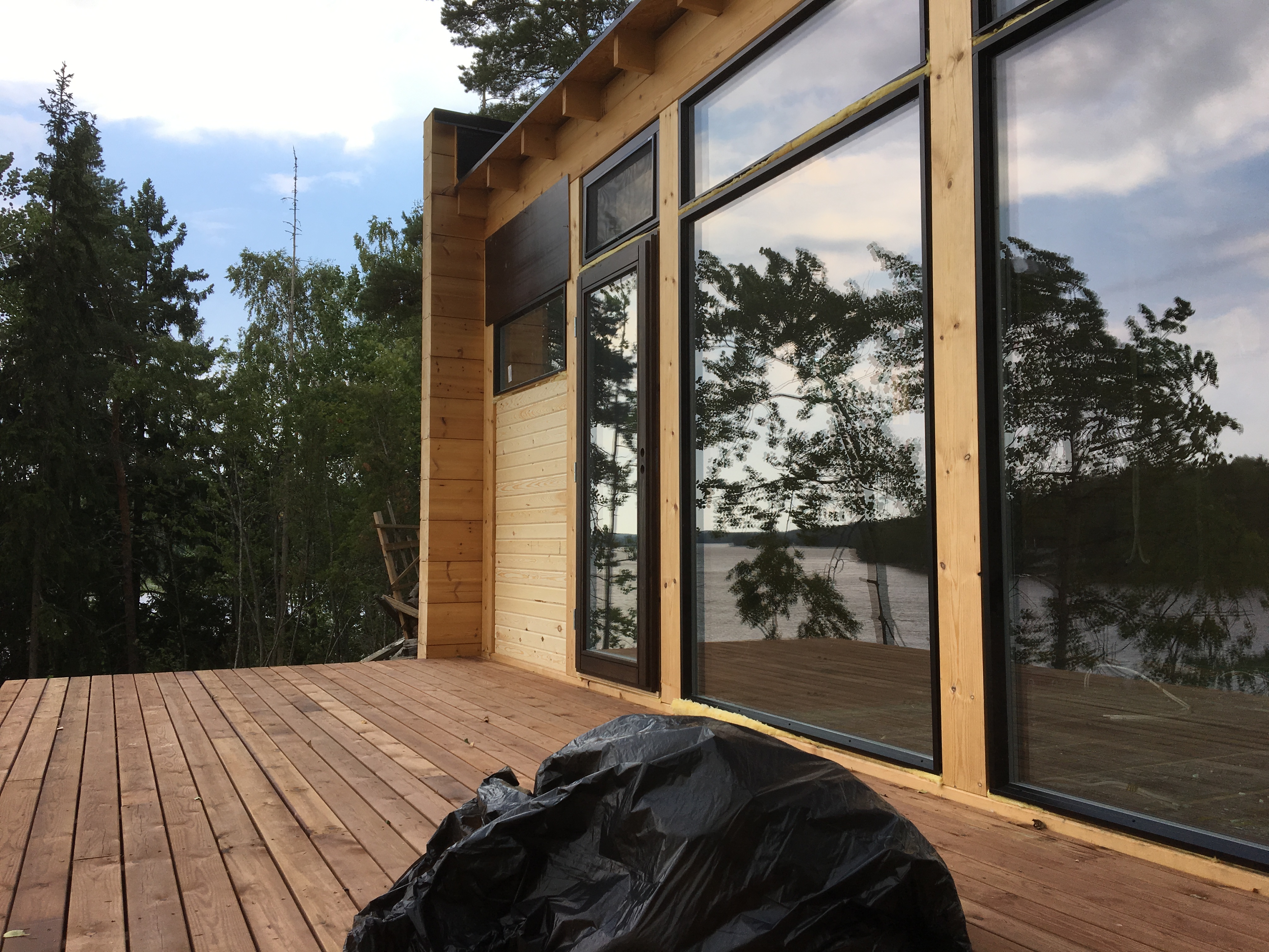 Glass House terassi ja lasiseinät