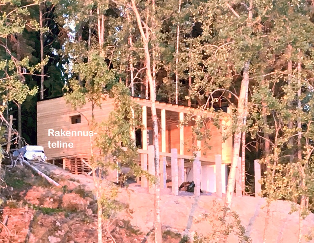 Katto on valmis ja hirret suojattu Valtti pohjusteella Katto on valmis ja hirret suojattu Valtti pohjusteella