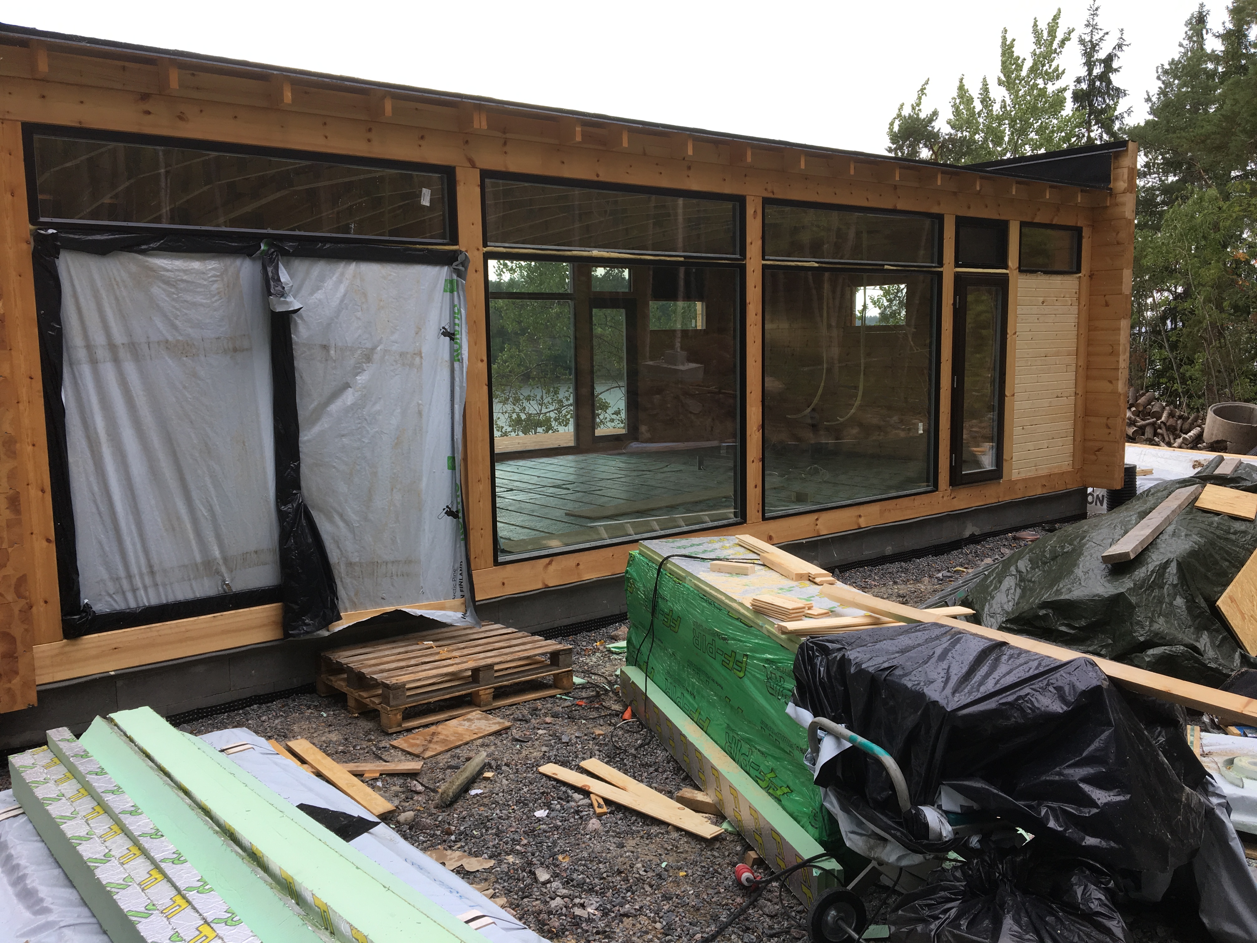 Glass House pihan suunnalta