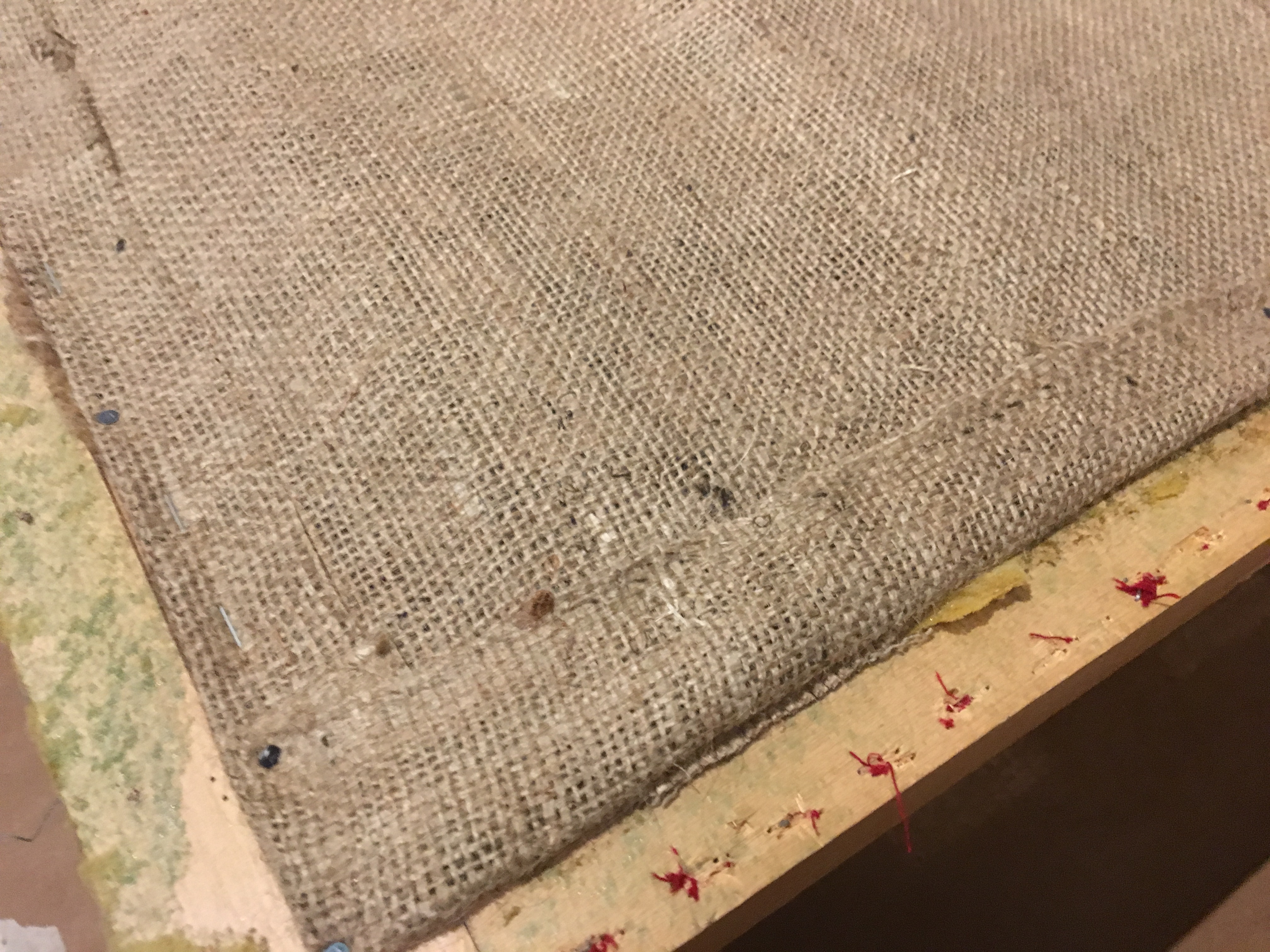 pohjakankaan kiinnittäminen kunnostettavaan sohvaan pohjakankaan kiinnittäminen kunnostettavaan sohvaan, MindyJBlog