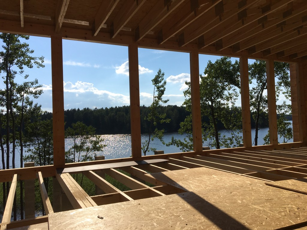 Katto on valmis ja hirret suojattu Valtti pohjusteella Näkymä Lohjanjärvelle, MindyJBlog