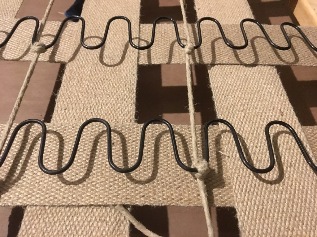 Jousien kiinnitys sohvaan, MindyJBlog