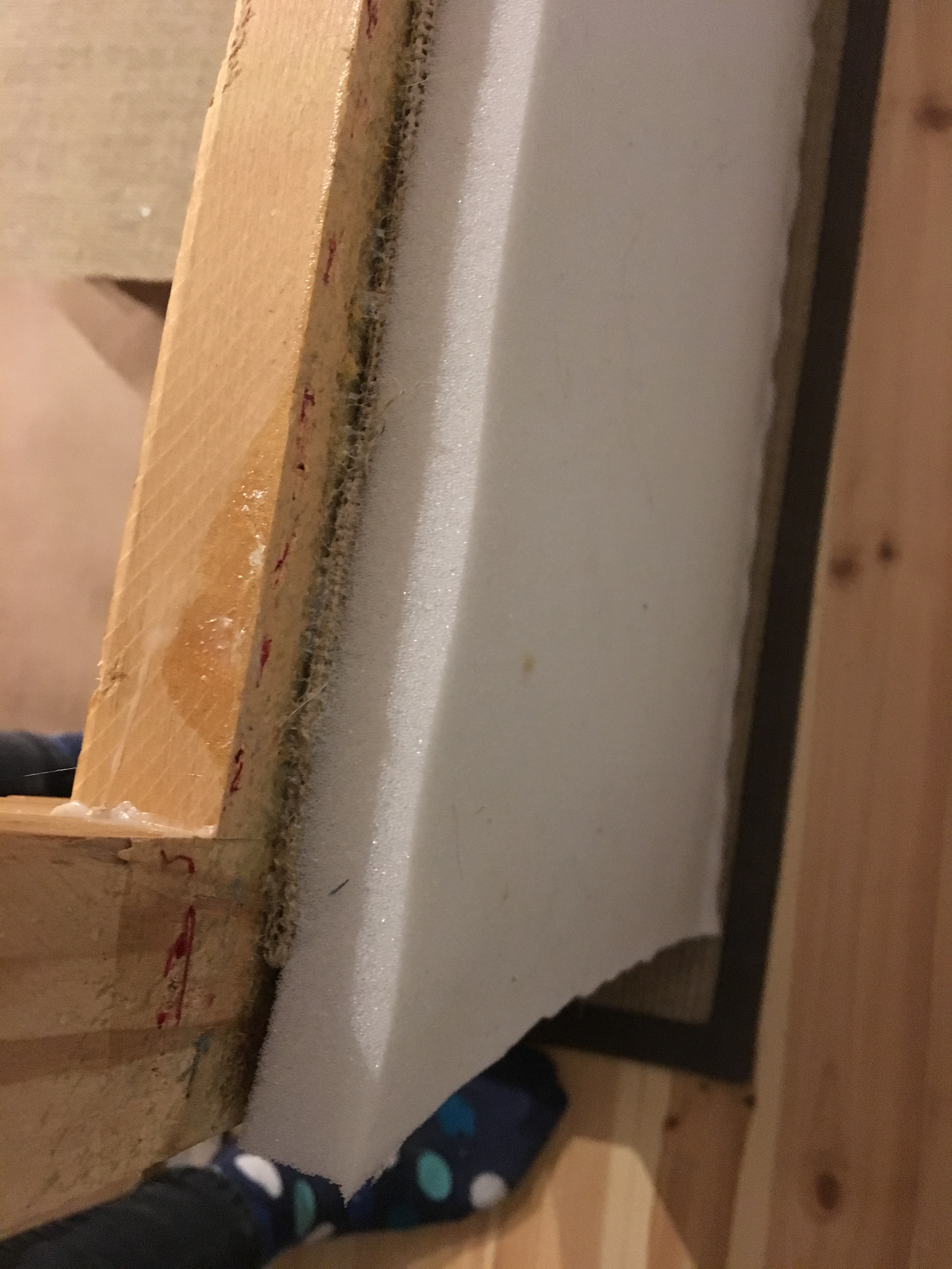 pehmusteen kiinnittäminen kunnostettavaan sohvaan pehmusteen kiinnittäminen kunnostettavaan sohvaan, MindyJBlog