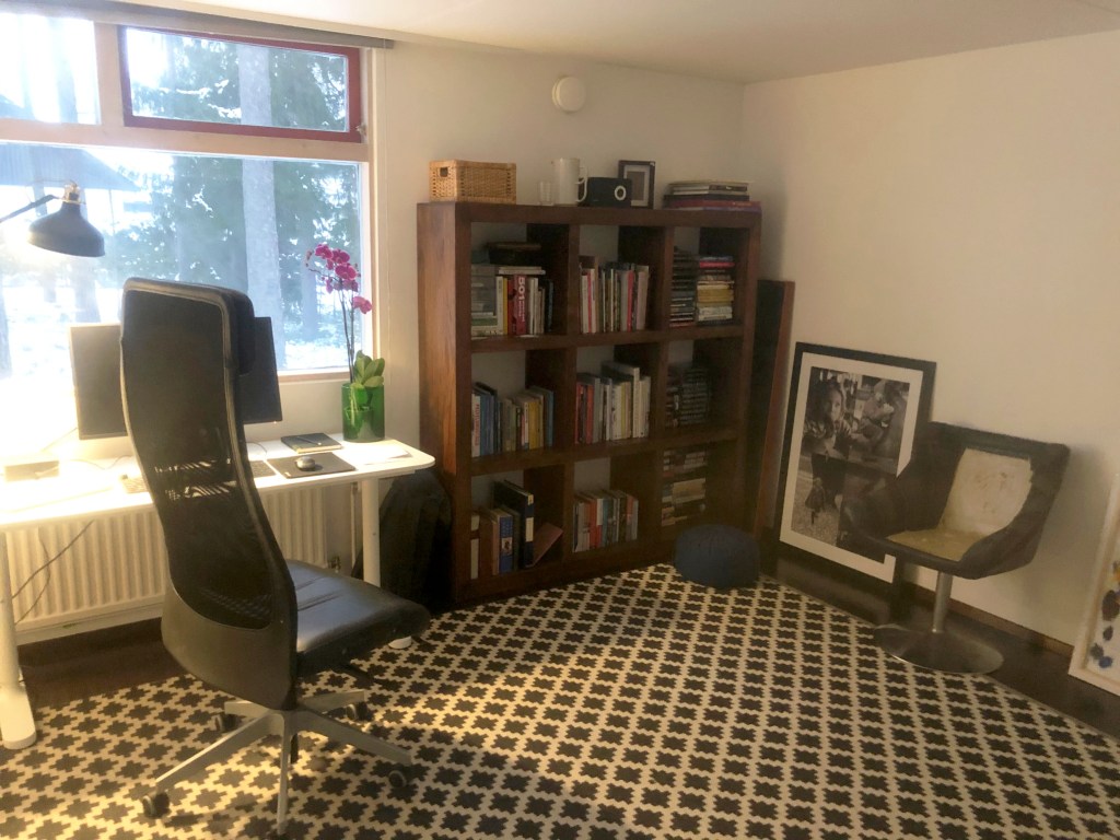 Työhuoneen kunnostus vaihe 2, kirjahylly ja uusi matto