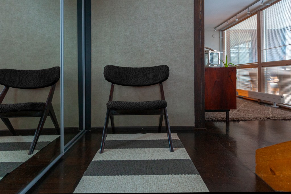 Tumman harmaa aniliininahka, Bambino-tuoli