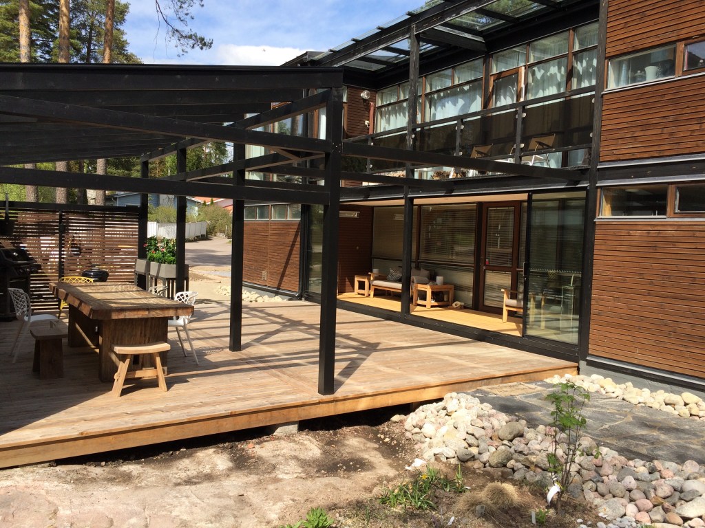 Bungalow-talo, Espoo. Aurinkosuojat, rimoitus