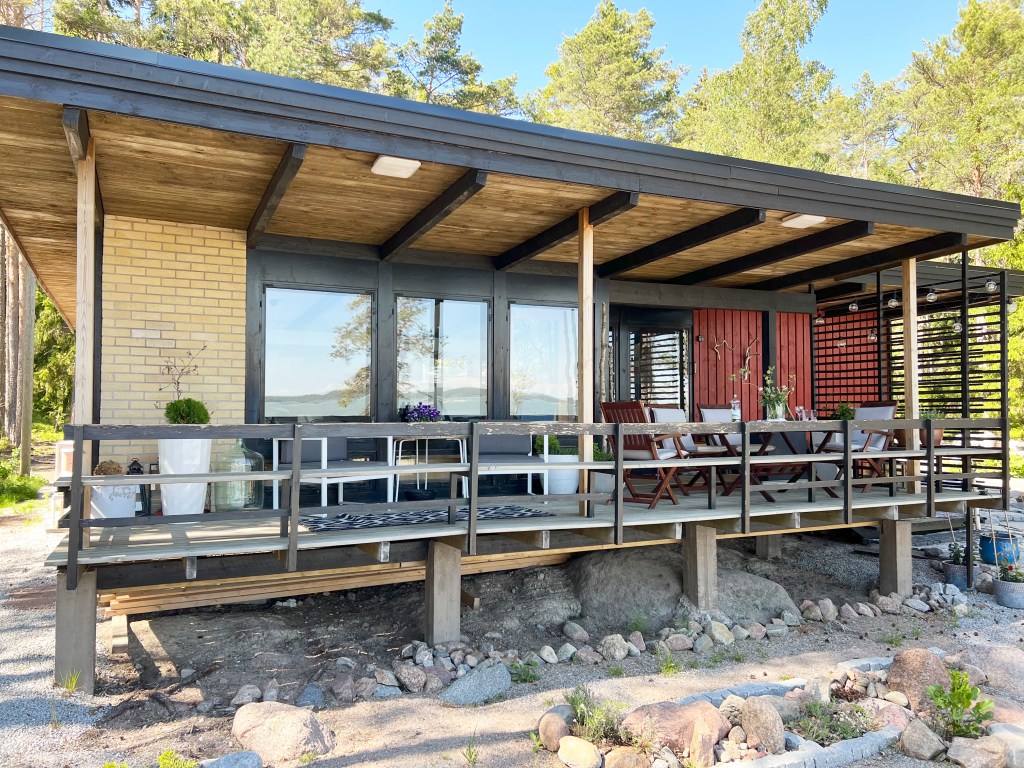 Aune Mertaojan suunnittelema huvila meren rannalla, terassin suunnittelu