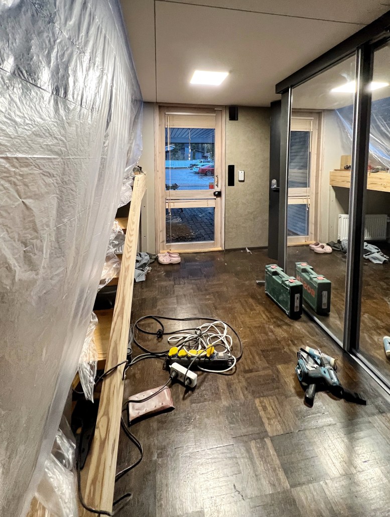 Bungalow-talo (Kuten haluatte) Nöykkiössä Espoossa, Minna Jacobson, sisustussuunnittelu, eteisen sisustussuunnitelma, eteisen remontti