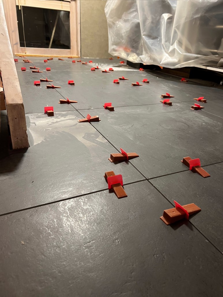 Bungalow-talo (Kuten haluatte) Nöykkiössä Espoossa, Minna Jacobson, sisustussuunnittelu, eteisen sisustussuunnitelma, TT concept Nero, musta rektifioitu laatta, 60 x 60