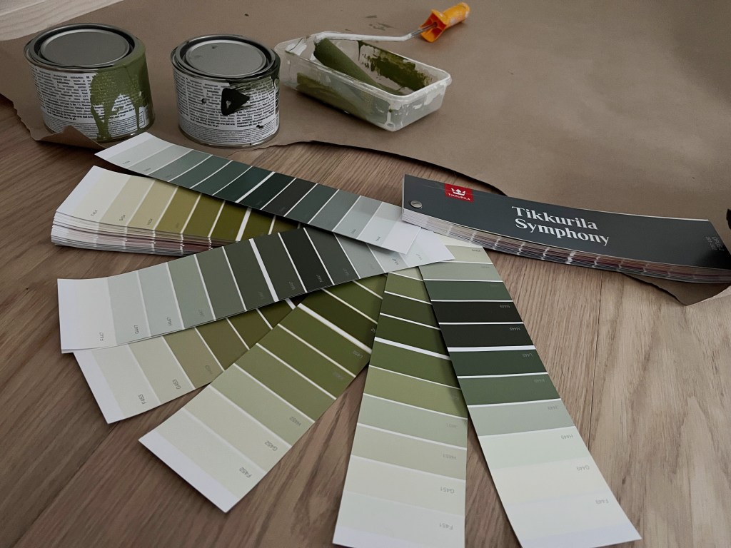 Tumman vihreä eteinen, sävyn valinta, Bungalow-talo, Minna Jacobson