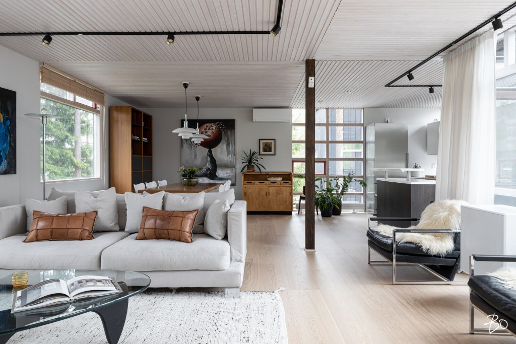 Aito alkuperäinen Bungalow-talo, Kuten haluatte. Kuvaaja Juuso Soininen BO Lkv, sisustussuunnittelu Minna Jacobson OH + K Design, olohuone