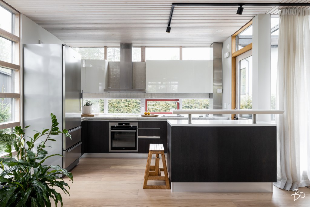Aito alkuperäinen Bungalow-talo, Kuten haluatte. Kuvaaja Juuso Soininen BO Lkv, sisustussuunnittelu Minna Jacobson OH + K Design, keittiö