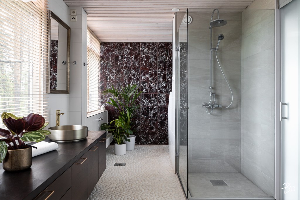 Aito alkuperäinen Bungalow-talo, Kuten haluatte. Kuvaaja Juuso Soininen BO Lkv, sisustussuunnittelu Minna Jacobson OH + K Design, kylpyhuone